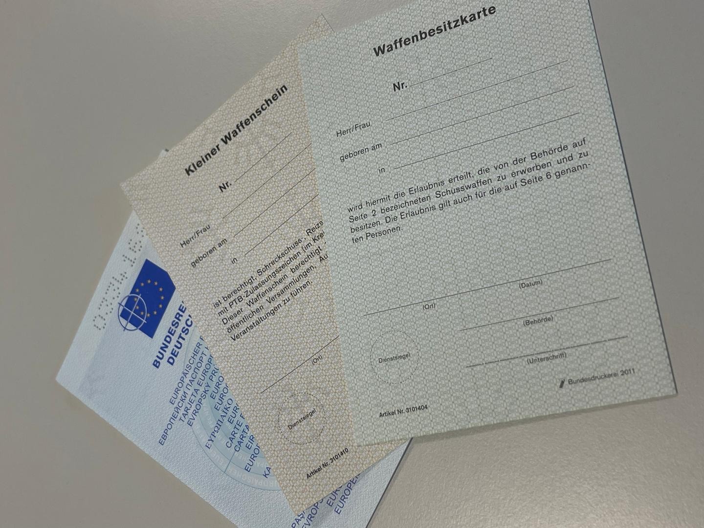Bild von waffenrechtlichen Dokumenten wie einer Waffenbesitzkarte