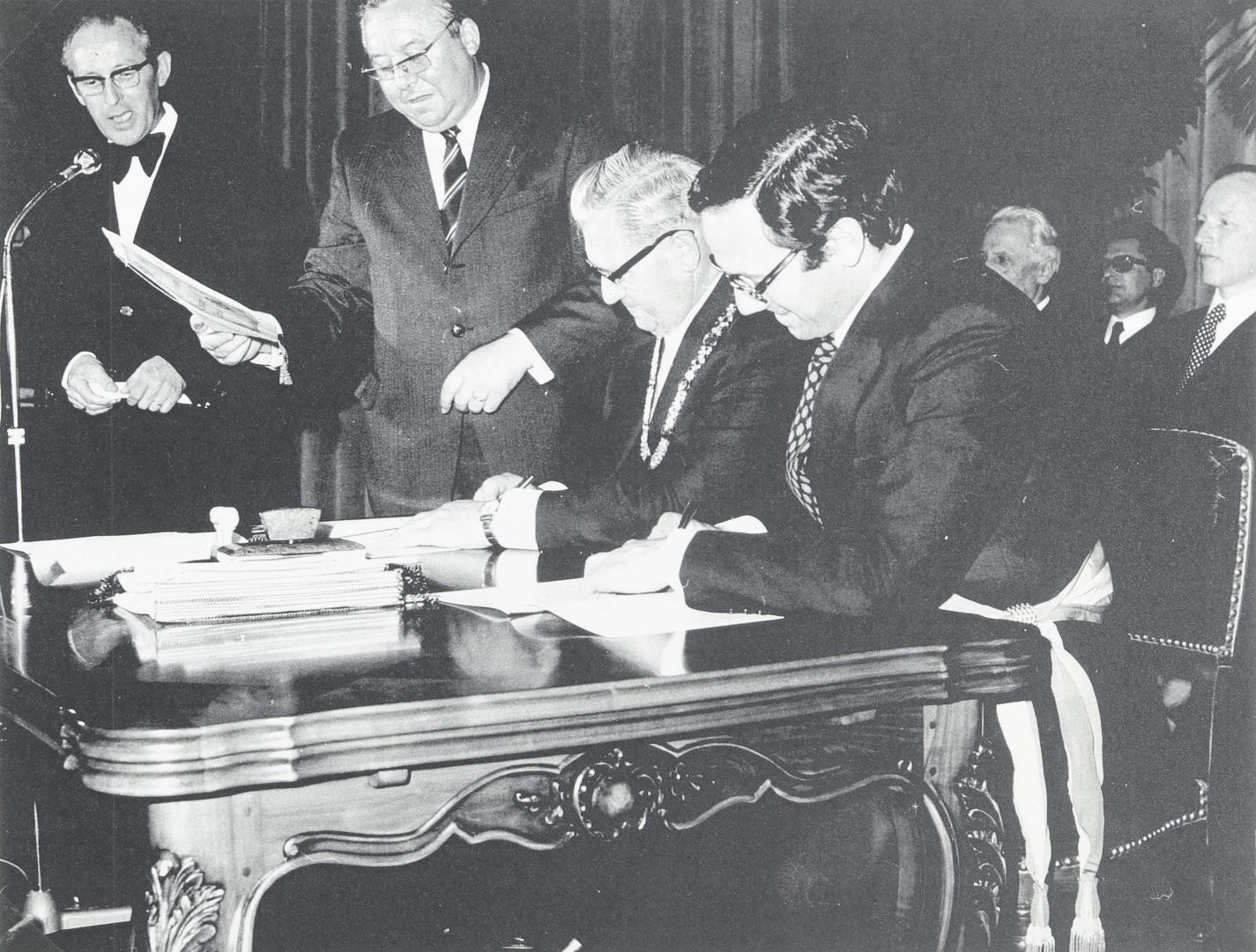 Hugo Rimmelspacher und Bernard Stasi bei der Unterzeichnung der Partnerschaftsurkunde 1973 Hugo Rimmelspacher und Bernard Stasi bei der Unterzeichnung der Partnerschaftsurkunde 1973