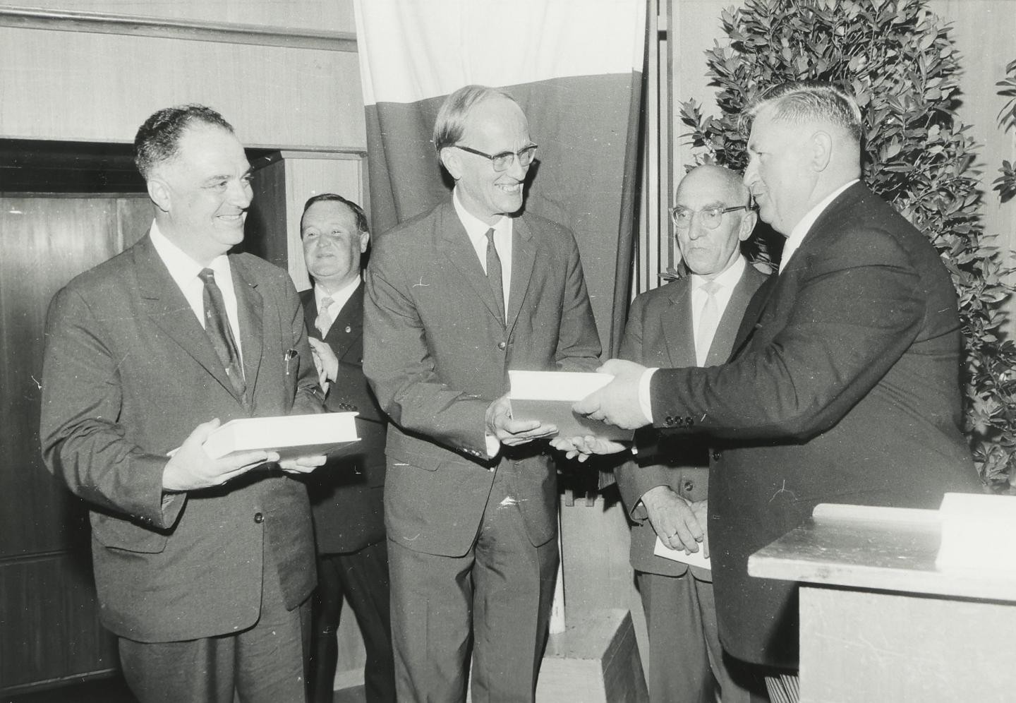 Dr. Bran (mittig) und Prof. Jans (links) erhalten zum 10-jährigen Jubiläum der Städtefreundschaft 1963 die ersten Ehrenplaketten "Alt-Ettlingen"