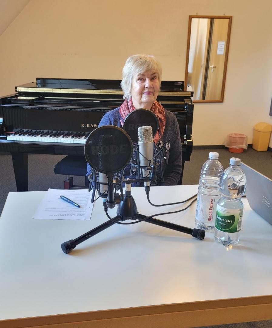 Ingeborg Dubac bei der Aufnahme des Podcastes 2023
