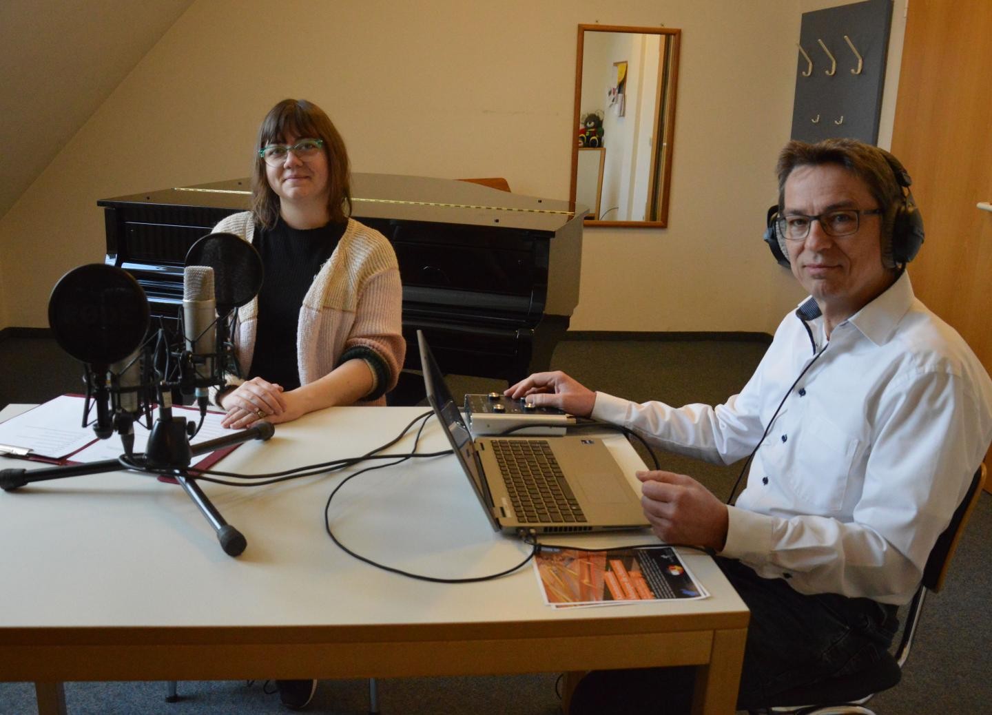 Stadtarchivarin Christiane Pechwitz und Musikschulleiter Stefan Moehrke bei der Aufnahme des Podcast