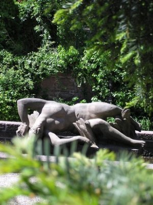 Skulptur der Jungen Alb in Wassertrog liegend