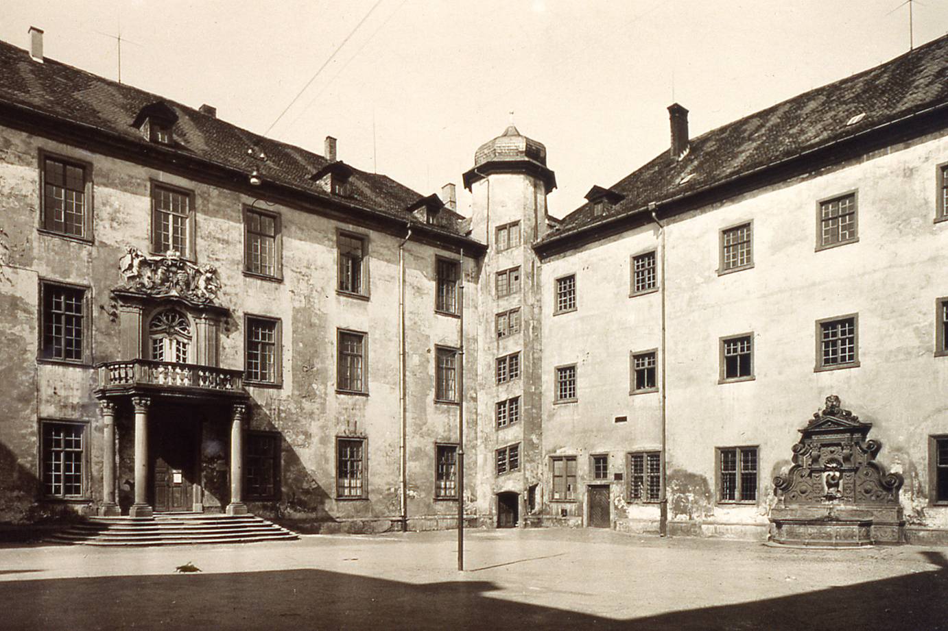Blick in den Schlossinnenhof um 1900