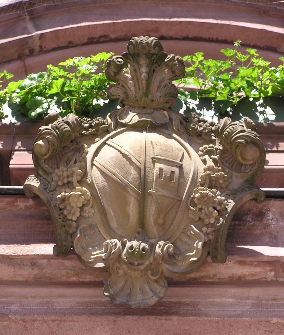 Ettlinger Wappen aus Stein am Giebel des Rathauses