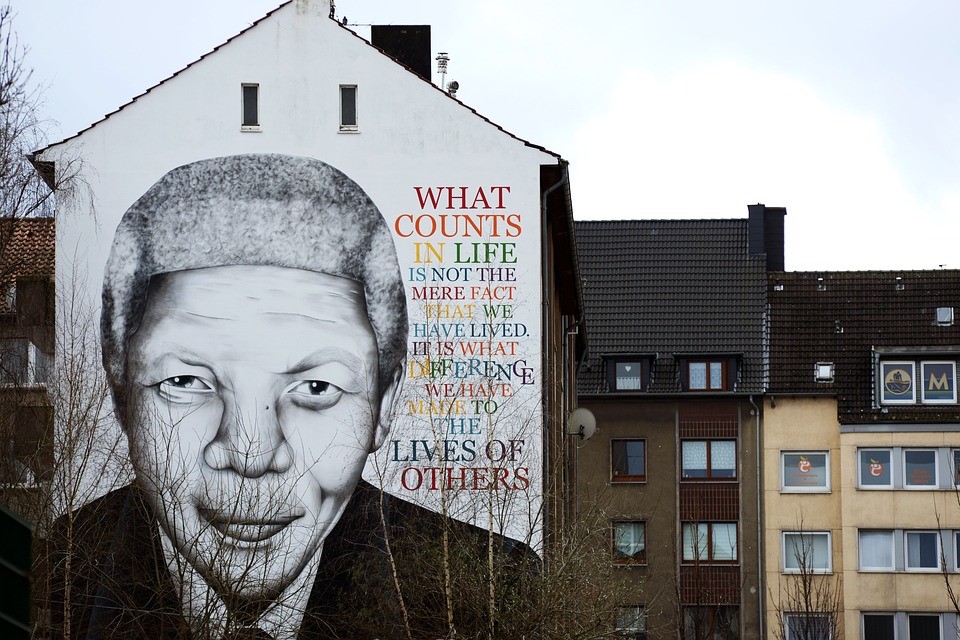 Nelson Mandela Portrait an einer Hauswand