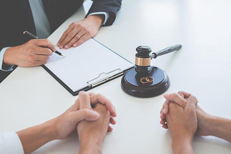 Eheringe und Menschenhände, die einen Termin für eine Eheschließung beim Standesamt symbolisieren