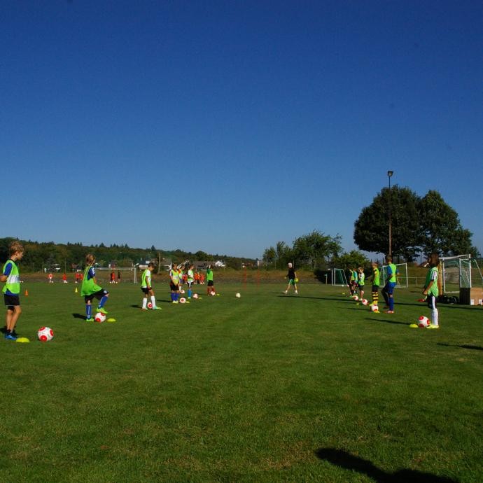 Das Bild zeigt Kinder beim Fußballtraining. 