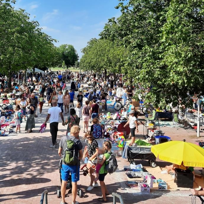 Das Bild zeigt den Kinderflohmarkt auf dem Schulhof des Schulzentrums im Horbachpark. 