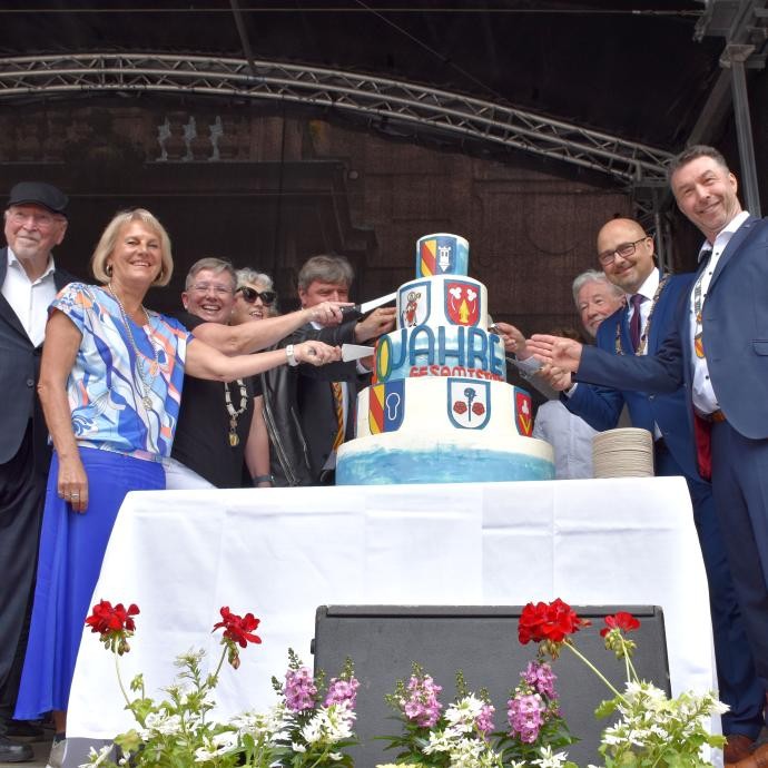 Das Bild zeigt den Anschnitt der Torte zum 50. Geburtstag der Gesamtstadt Ettlingen
