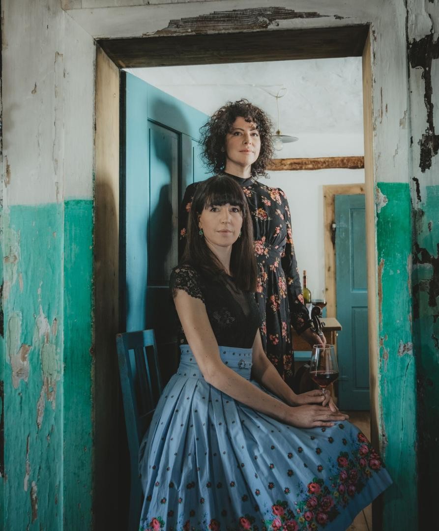 Kultur live Veranstaltung Zu sehen ist das Titelbild für den Kultur live Flyer zwei Frauen in einer älteren Kate.