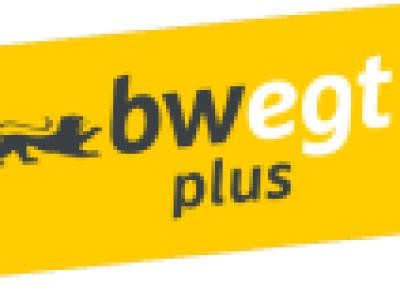 Gelbes Rechteck mit Schriftzug bwegt plus und Löwe aus dem Baden-Württemberg Wappen