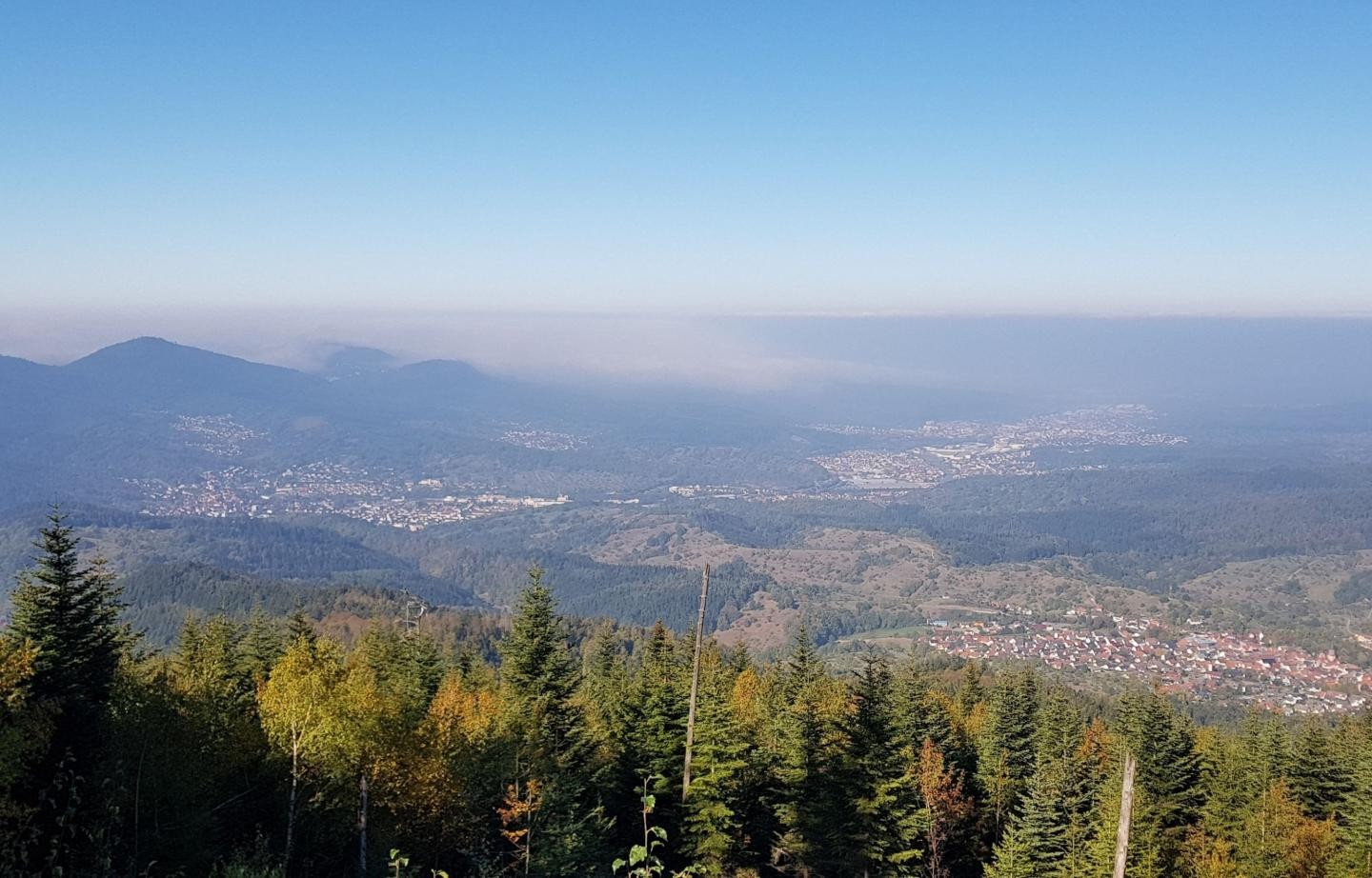 Aussicht von der Teufelsmühle; Wälder und besiedelte Täler