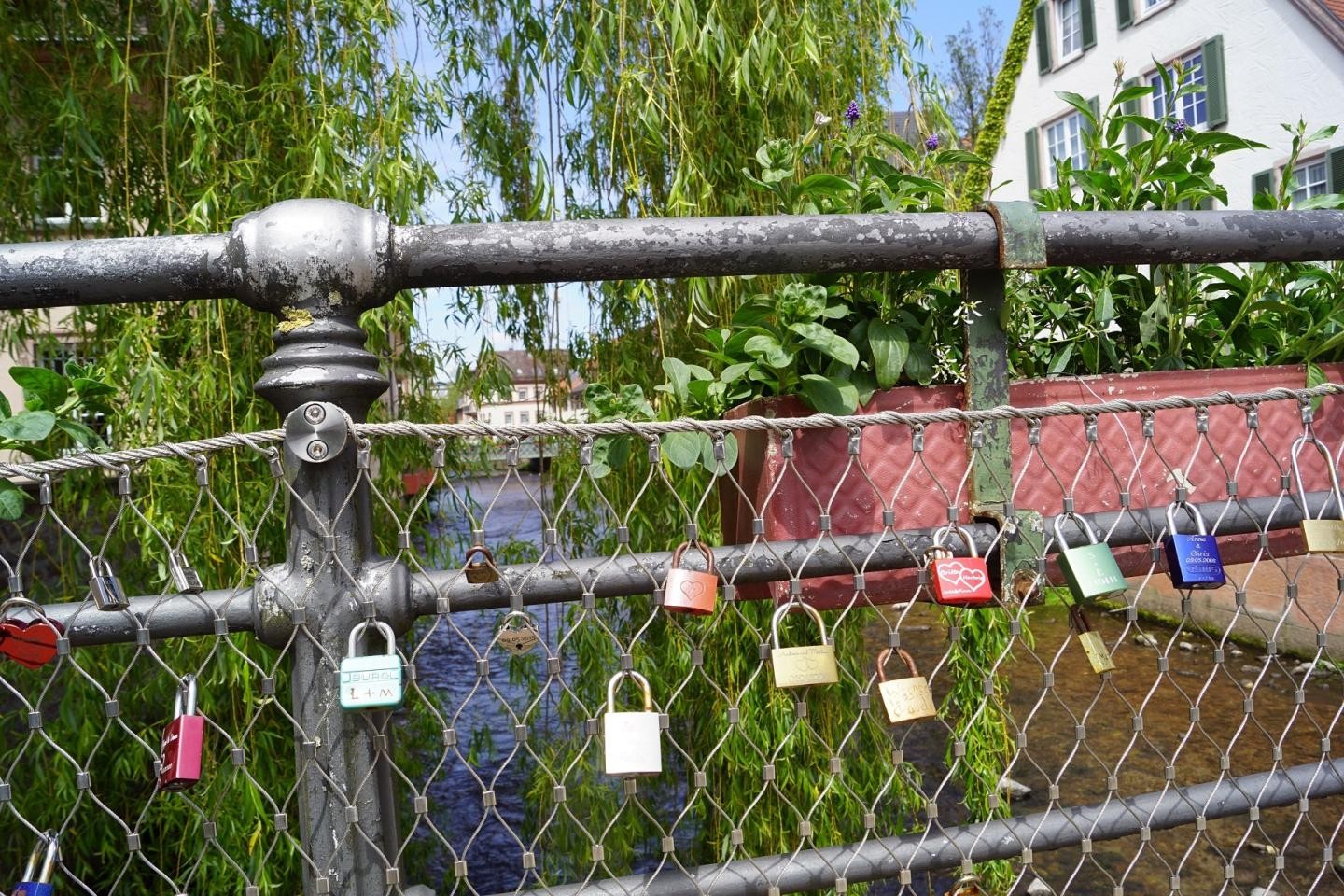 Liebesschlösser an der Fußgängerbrücke