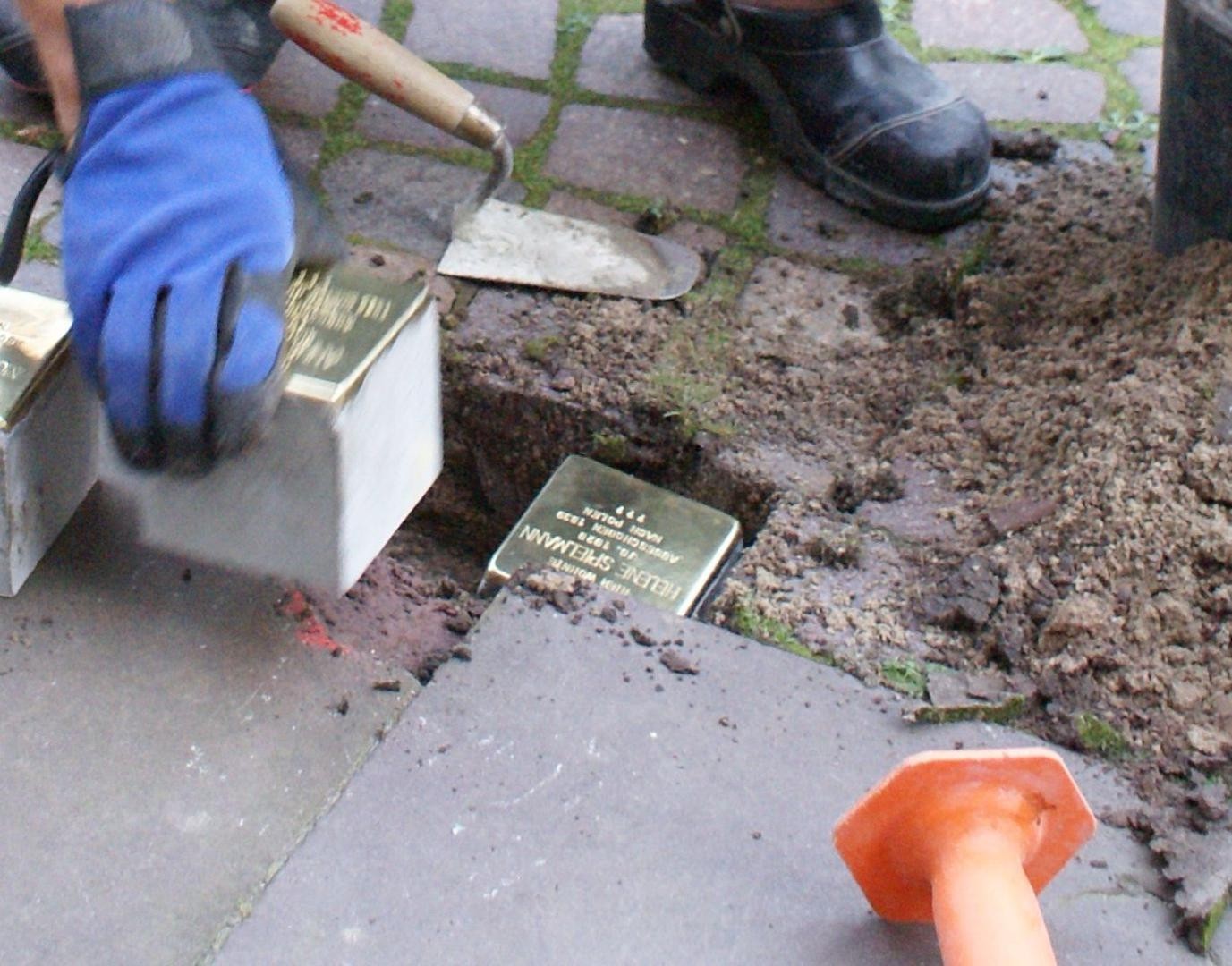 Pflastersteine werden durch vergoldete Stolpersteine ersetzt