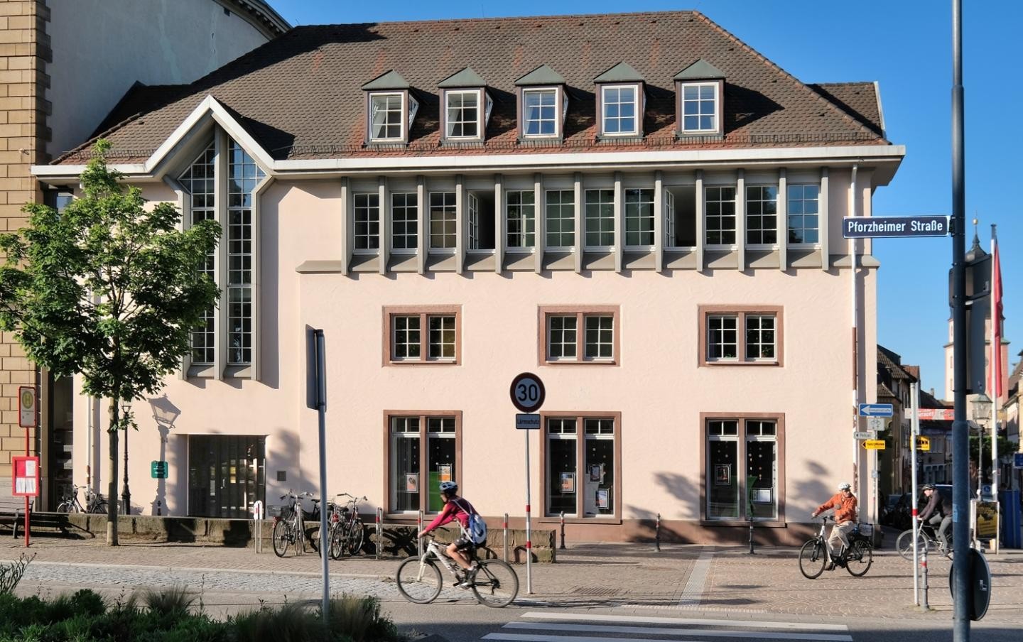 Ansicht des Stadtarchivs aus der Pforzheimer Straße Ansicht des Stadtarchivs aus der Pforzheimer Straße