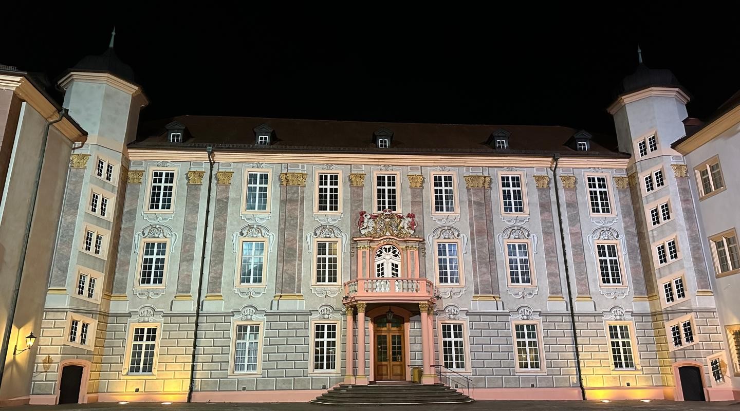 Schlosshof Nacht Schlosshof bei Nacht beleuchtet