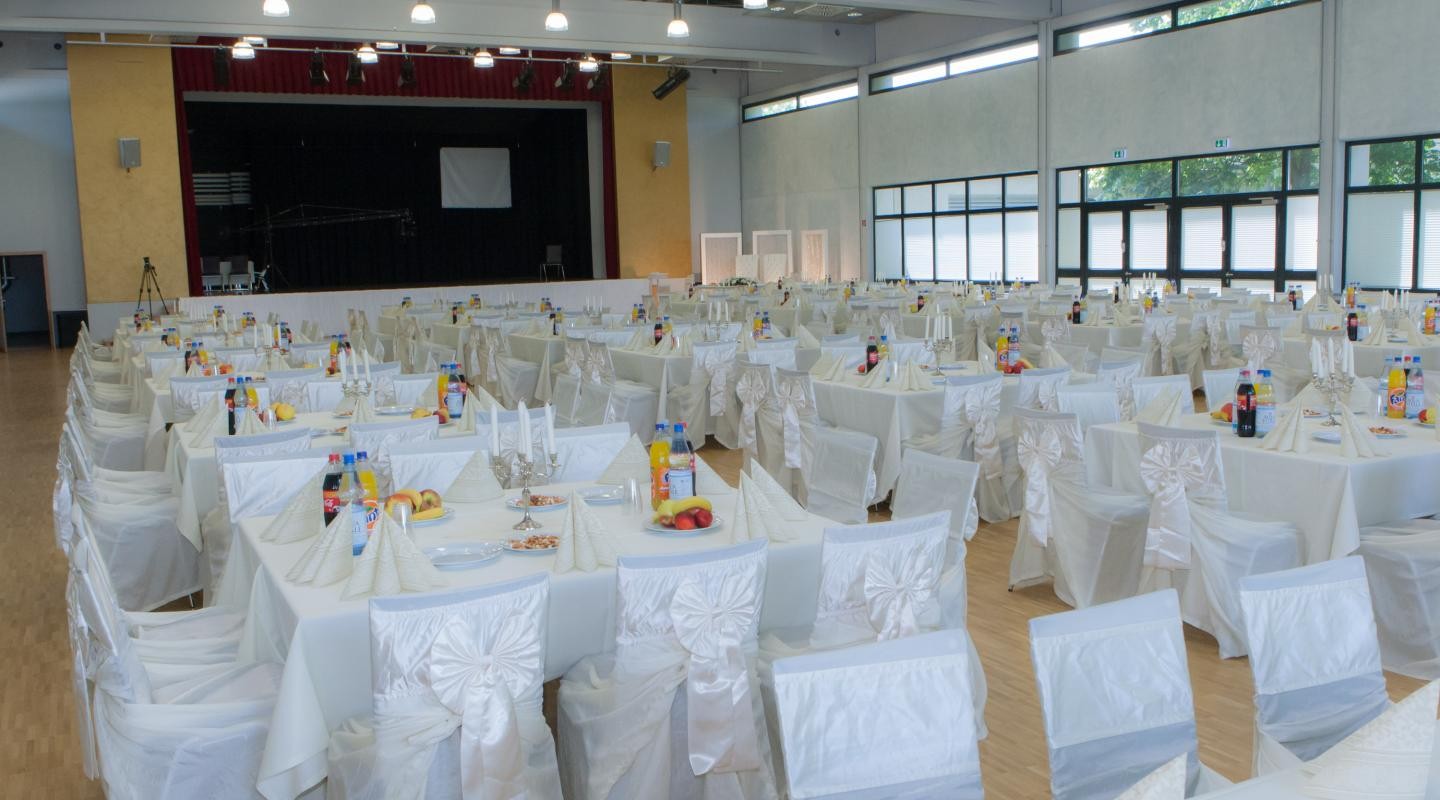 Bürgerhalle Bankettbestuhlung Bürgerhalle von innen mit Bankettbestuhlung an Langtischen, weißen Tischdecken, weißen Kerzen auf silbernen Kerzenständern und Stühlen