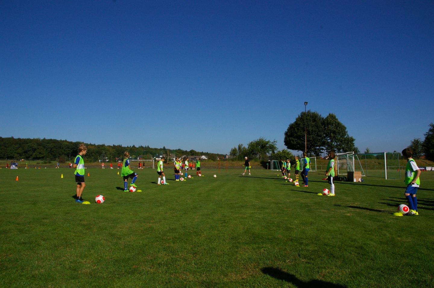Das Bild zeigt Kinder beim Fußballtraining. 