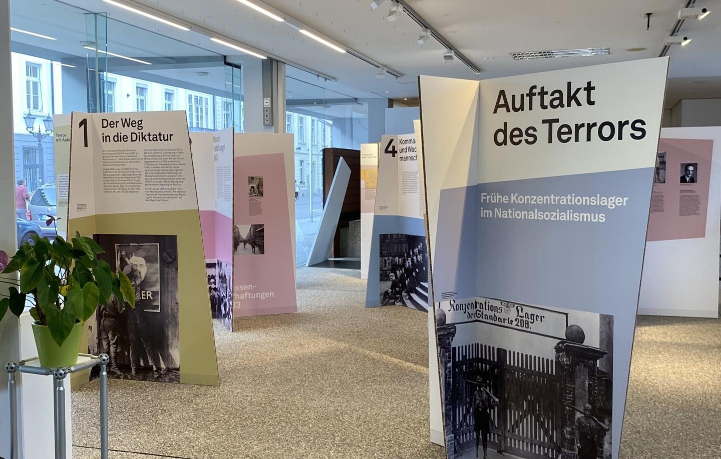 Ausstellung "Auftakt des Terrors" im RP Karlsruhe