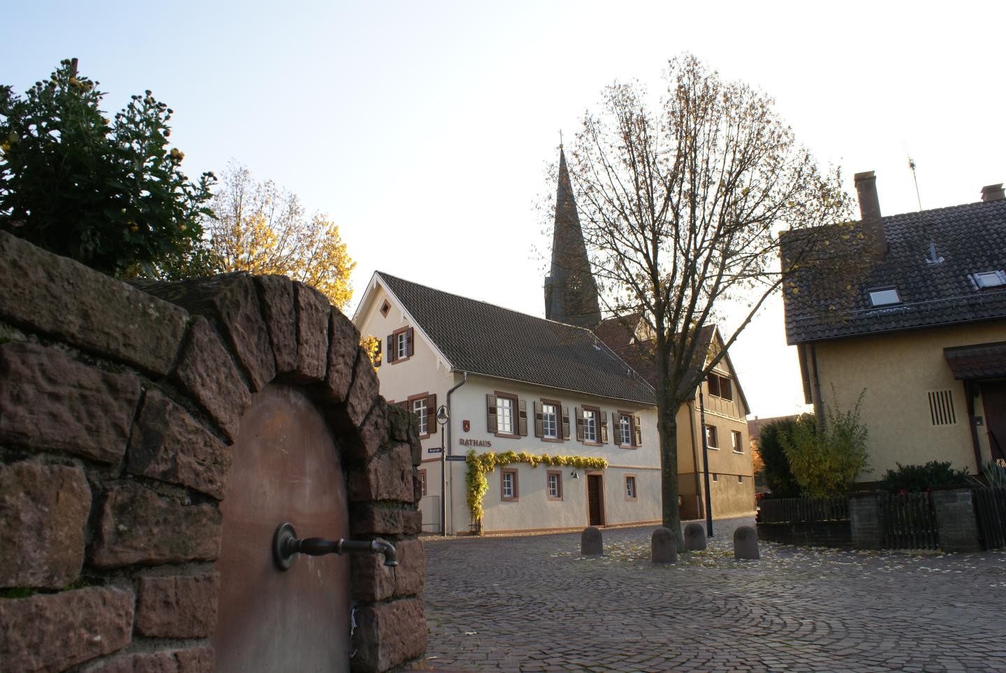 Das Bild zeigt den Dorfplatz von Oberweier. 