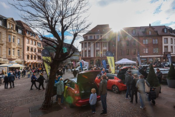 Autoausstellung auf dem Marktplatz