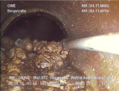 Betonablagerungen im Seitenanschluss Betonablagerungen im Seitenanschluss