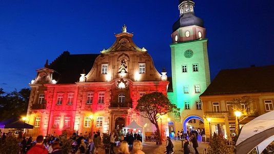 Eventbeleuchtung zur Veranstaltung vor dem Rathaus