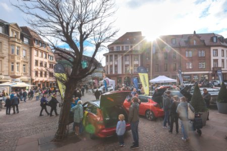 Foto Autopräsentation vor dem Ettlinger Schloss