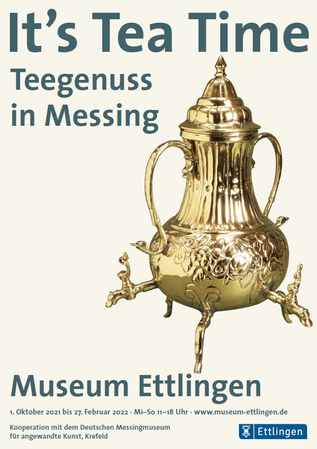 Plakat It´s Tea Time Plakat der Ausstellung It´s Tea Time mit Kranenkanne mit der Aufschrift: It´s Tea Time Teegenuss in Messing Museum Ettlingen
